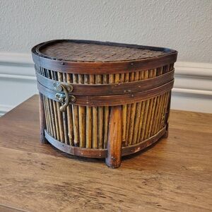 Vtg Bamboo Storage Woven Keepsake Box w/ Lid Asian Decor Hook & Latch Desk Decor